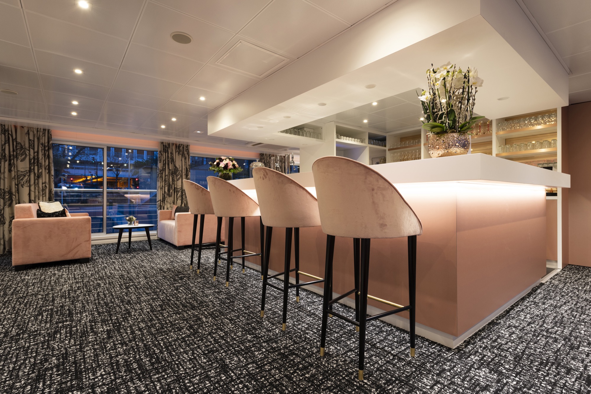 CroisiEurope MS Renoir Salon Bar 7.jpg